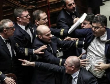 Άναψαν τα αίματα στην ιταλική βουλή για τον προϋπολογισμό (φωτο - βίντεο)